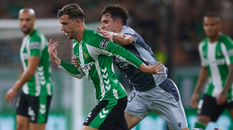 Lo Celso disputando el balón contra un jugador de la Real Sociedad. | Imagen: X.
